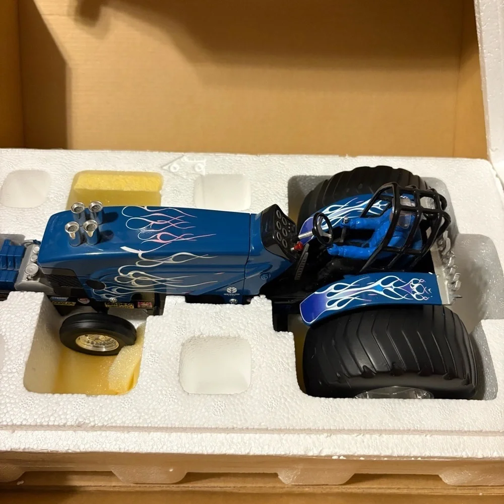 1/16 New Holland 8260 The Bomb Pulling Tractor Toy Large Metal Heavy Vintage